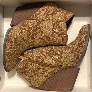 Very Volatile Ophelia Tan Lace Wedge Booties Women’s Sz 8